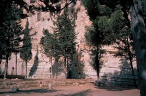 Escarpe rocoso sobre el que se levantaba la muralla sur de la fortaleza Antonia